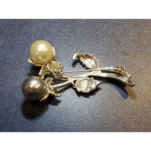 Avon Faux Pearl Flower Pin Brooch Silver Tone - Picture 2 of 3